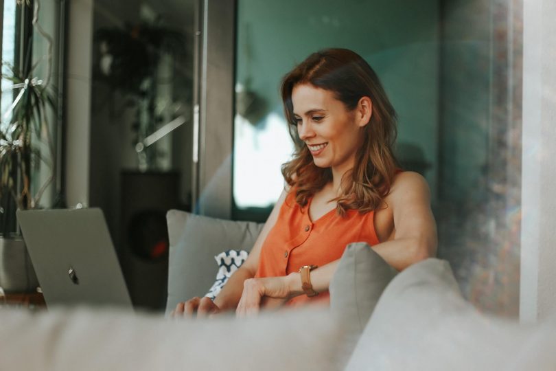 mujer teletrabajando en casa en Barcelona