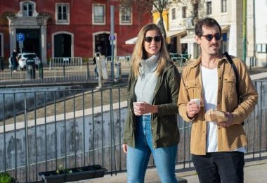 personas caminan contentas y saludables por Barcelona