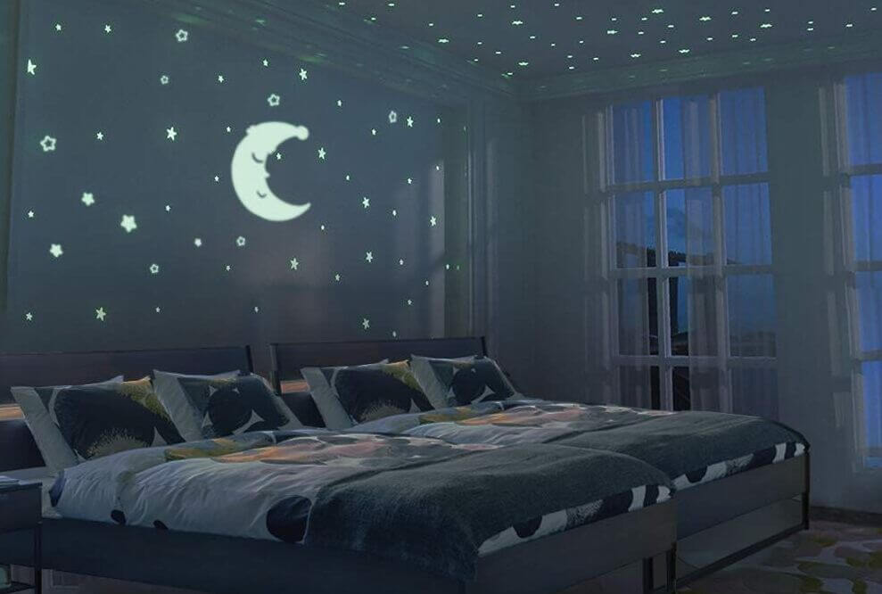Habitación infantil con estrellas y luna