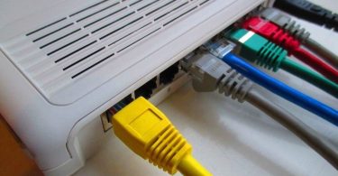 router con cables para conectar internet