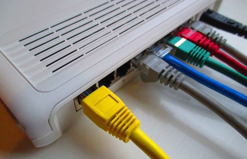 router con cables para conectar internet