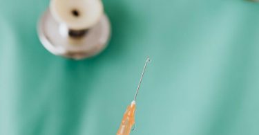 Médico en un CAP de Barcelona con aguja
