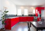 cocina con muebles rojos