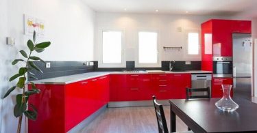 cocina con muebles rojos