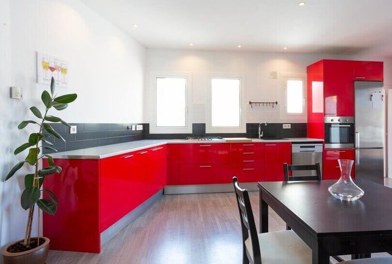 cocina con muebles rojos