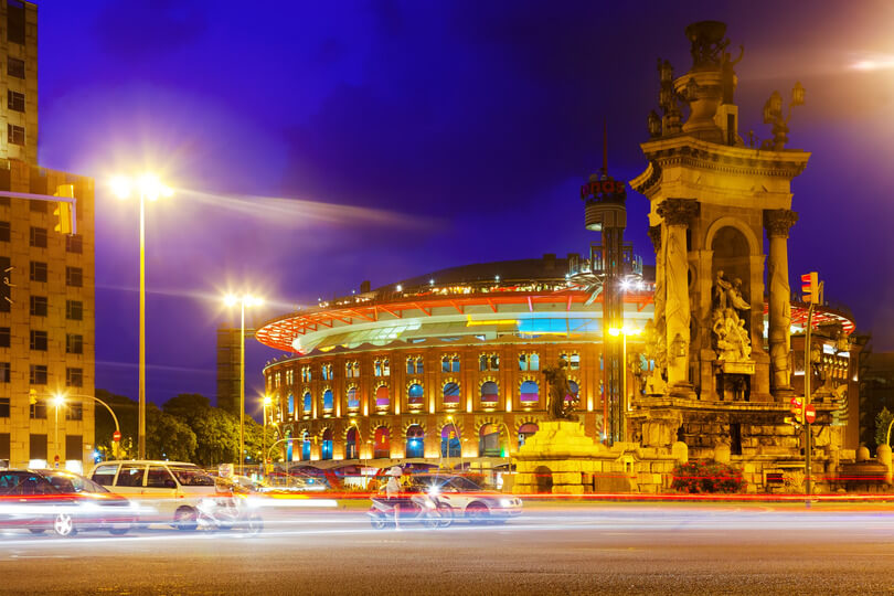 la-plaza-espana-de-barcelona-noche