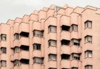 Un edificio de apartamentos residenciales.