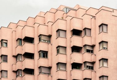 Un edificio de apartamentos residenciales.
