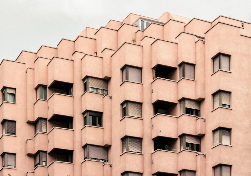 Un edificio de apartamentos residenciales.