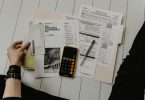 persona con documentos para pagar el ibi en barcelona