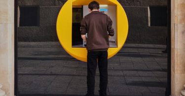 Una persona sacando dinero de su cuenta bancaria. Foto: Manuel via Unsplash