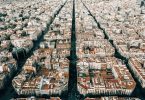 Foto aérea del distrito del Eixample de Barcelona, con sus típicas manzanas de edificios.