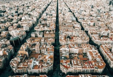 Foto aérea del distrito del Eixample de Barcelona, con sus típicas manzanas de edificios.