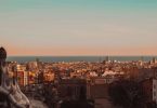 Imágen panorámica de Barcelona, con el mar mediterráneo en el fondo.