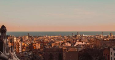 Imágen panorámica de Barcelona, con el mar mediterráneo en el fondo.
