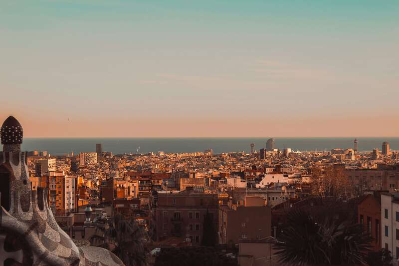 Imágen panorámica de Barcelona, con el mar mediterráneo en el fondo.