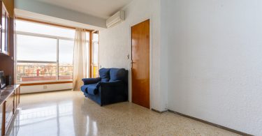 Salón con baldosas de gres y colores claros.