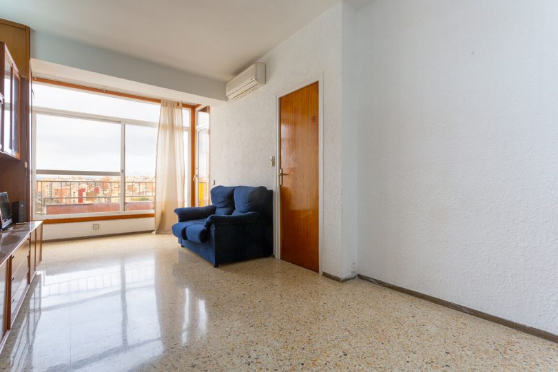 Salón con baldosas de gres y colores claros.